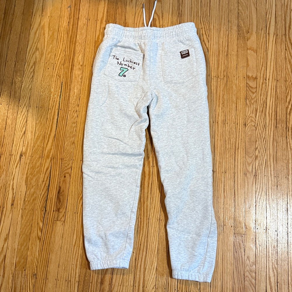 BT21 x Cakeworthy Joggers - Picture 5 of 6